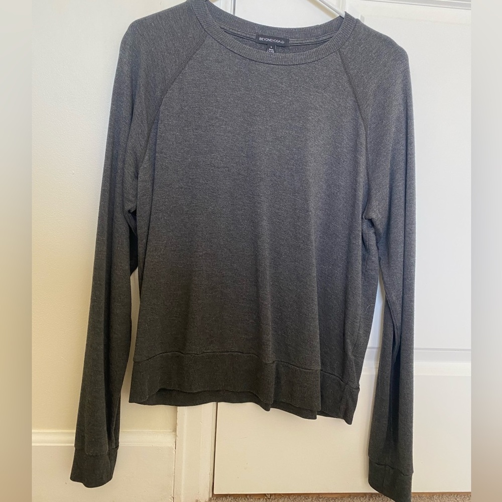 Beyond yoga grey long sleeve crew neck sweater
